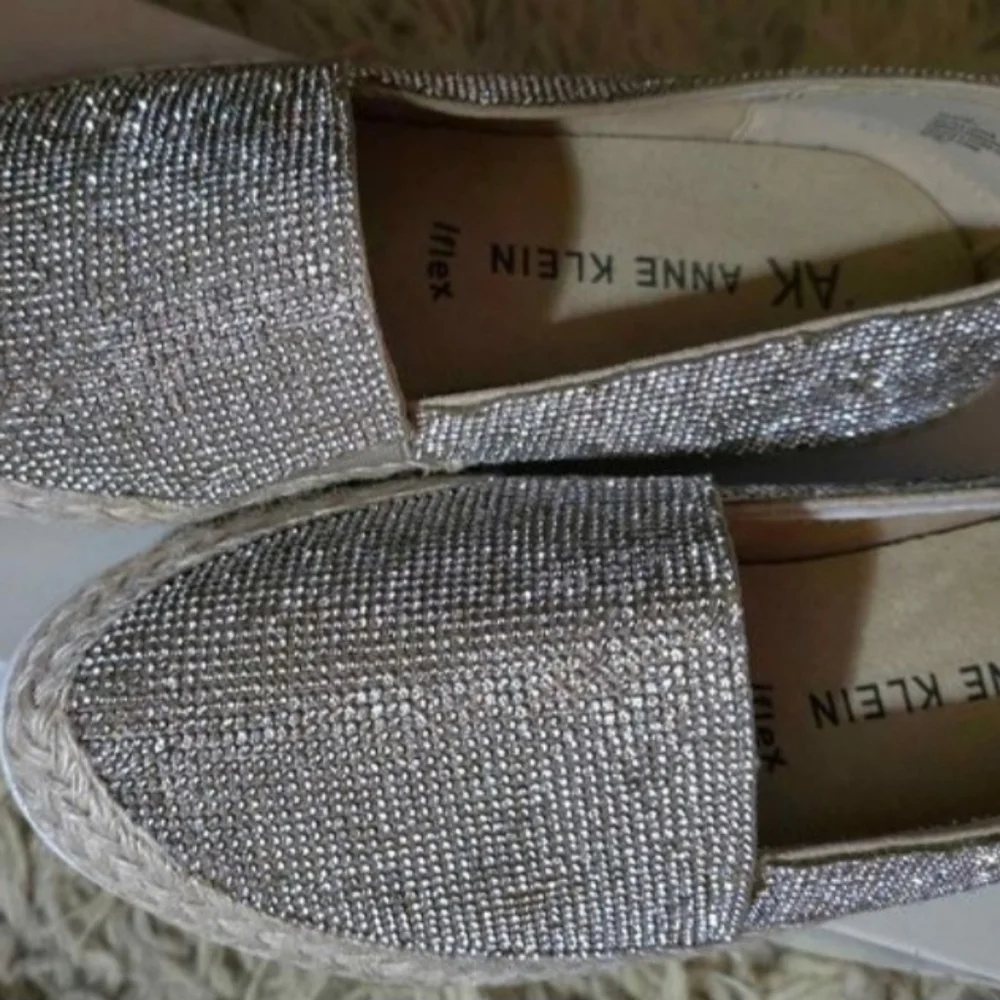 New in box, Anne Klein Rhinestone Juneo 1F9, Rhinestone Slip on Shoes, Size 9m - Picture 7 of 8